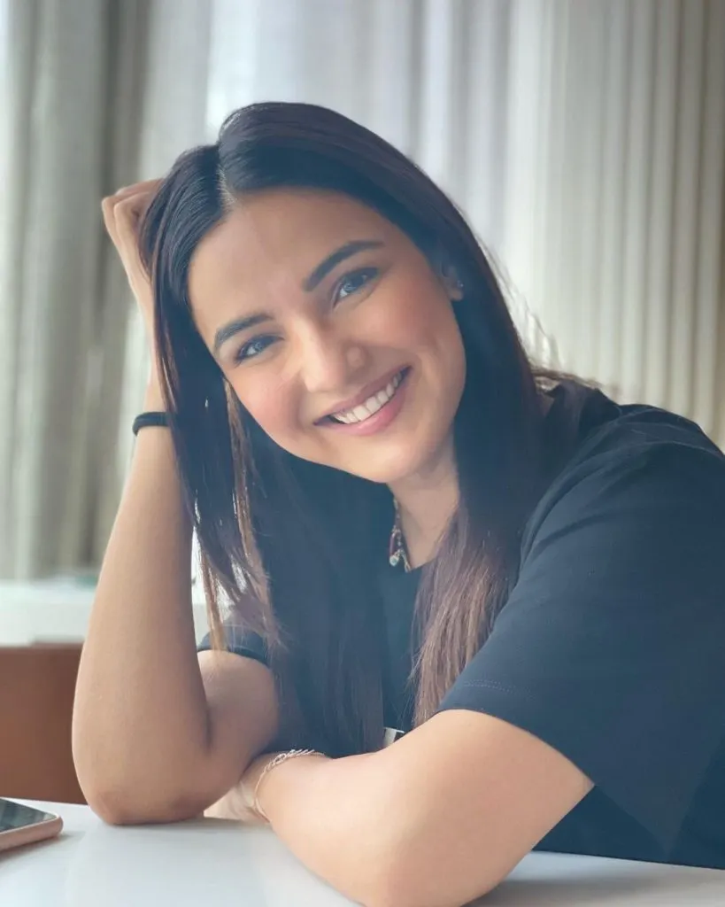 Jasmin-Bhasin-Height-Age-Boyfriend-Family-Biography-2-819x1024