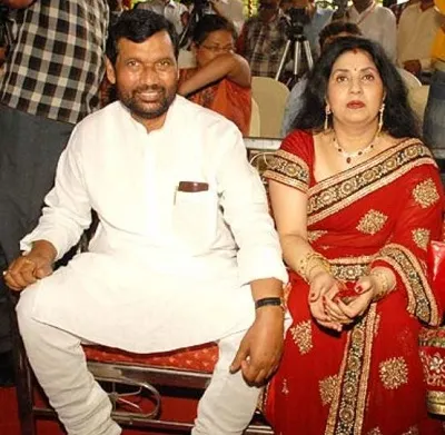 Reena-Paswan-best-known-as-the-wife-of-Ram-Vilas-Paswan (1)